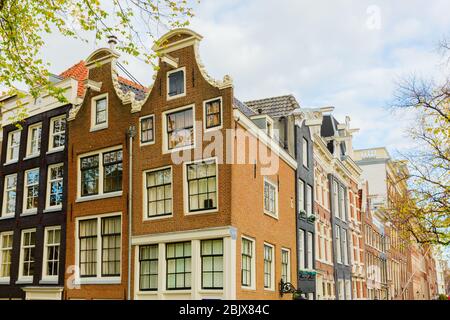 Tipiche case residenziali strette nella città vecchia di Amsterdam, Paesi Bassi Foto Stock