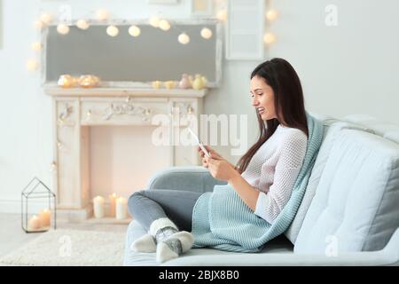 Giovane donna che trascorre il tempo a casa in vacanza invernale Foto Stock