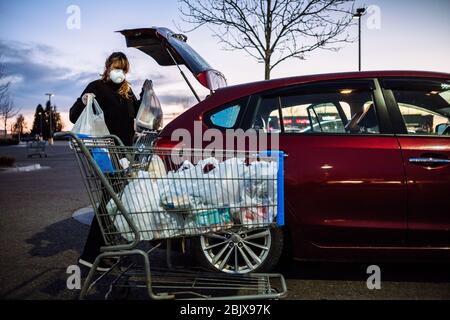 Donna drogheria shopping durante pandemic Foto Stock