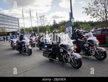 (200430) -- SURREY (CANADA), 30 aprile 2020 (Xinhua) -- gli ufficiali di polizia prendono parte ad un motociclo alla sede centrale della Royal Canadian Mounted Police (RCMP) in Surrey, Canada, 30 aprile 2020. Giovedì, nel Surrey del Canada, si è tenuta una motocicletta commemorativa di soccorritori per onorare le vittime del massacimo sparo in Nuova Scozia. (Foto di Liang Sen/Xinhua) Credit: Xinhua/Alamy Live News Foto Stock