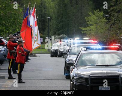 (200430) -- SURREY (CANADA), 30 aprile 2020 (Xinhua) -- i veicoli della polizia passano dagli ufficiali della polizia montati dal Canada reale (RCMP) durante un motociclo in Surrey, Canada, 30 aprile 2020. Giovedì, nel Surrey del Canada, si è tenuta una motocicletta commemorativa di soccorritori per onorare le vittime del massacimo sparo in Nuova Scozia. (Foto di Liang Sen/Xinhua) Credit: Xinhua/Alamy Live News Foto Stock