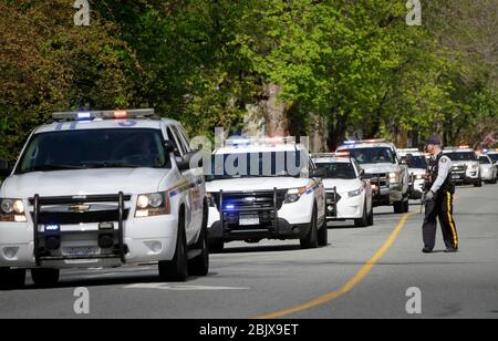 (200430) -- SURREY (CANADA), 30 aprile 2020 (Xinhua) -- veicoli di polizia sono visti durante un motociclo in Surrey, Canada, 30 aprile 2020. Giovedì, nel Surrey del Canada, si è tenuta una motocicletta commemorativa di soccorritori per onorare le vittime del massacimo sparo in Nuova Scozia. (Foto di Liang Sen/Xinhua) Credit: Xinhua/Alamy Live News Foto Stock