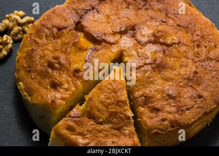 Torta di carote e carota fresca sul tavolo di legno Foto Stock