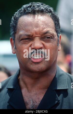 Jesse Jackson, leader dei diritti civili, chiede al Presidente Clinton di porre il veto alla legge sulla riforma del welfare durante un raduno al di fuori della Casa Bianca il 1° agosto 1996 a Washington, DC. Mercoledì il presidente ha annunciato la sua intenzione di firmare la legislazione che avrebbe ripresentato il sistema di welfare. Foto Stock