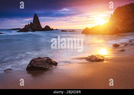 Bellissimo tramonto a Arrecife de las Sirenas, Cabo de Gata, Almería, Spagna. Foto Stock