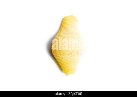 Conchiglie, conchiglie, pasta a pezzi isolati su fondo bianco Foto Stock