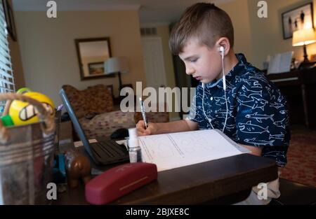 Kensington, Stati non vincolati. 30 Aprile 2020. Drew Luther, un terzo granaio della Landon School, partecipa a una remota classe di matematica dalla sua casa a Kensington, Maryland, mentre la pandemia di Coronavirus ha costretto le classi di persona ad essere annullato, giovedì 20 aprile 2020. Le scuole della regione metropolitana della DC hanno istituito programmi di apprendimento a distanza quando le loro strutture sono state chiuse per contribuire a frenare la diffusione della pandemia COVID-19. Foto di Kevin Dietsch/UPI Credit: UPI/Alamy Live News Foto Stock