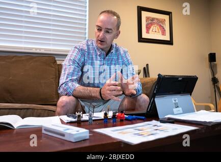 Kensington, Stati non vincolati. 30 Aprile 2020. Andy Luther, insegnante di lingua latina alla scuola di Landon, insegna una classe remota dalla sua casa a Kensington, Maryland, mentre la pandemia di Coronavirus ha costretto le lezioni di persona ad essere cancellate, giovedì 20 aprile 2020. Le scuole della regione metropolitana della DC hanno istituito programmi di apprendimento a distanza quando le loro strutture sono state chiuse per contribuire a frenare la diffusione della pandemia COVID-19. Foto di Kevin Dietsch/UPI Credit: UPI/Alamy Live News Foto Stock