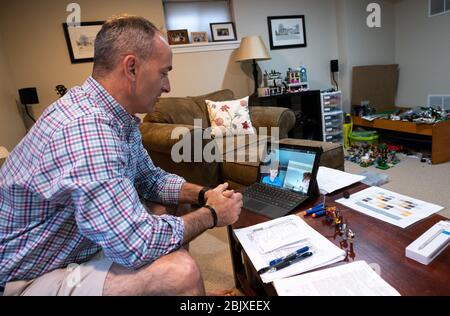 Kensington, Stati non vincolati. 30 Aprile 2020. Andy Luther, insegnante di lingua latina alla scuola di Landon, insegna una classe remota dalla sua casa a Kensington, Maryland, mentre la pandemia di Coronavirus ha costretto le lezioni di persona ad essere cancellate, giovedì 20 aprile 2020. Le scuole della regione metropolitana della DC hanno istituito programmi di apprendimento a distanza quando le loro strutture sono state chiuse per contribuire a frenare la diffusione della pandemia COVID-19. Foto di Kevin Dietsch/UPI Credit: UPI/Alamy Live News Foto Stock