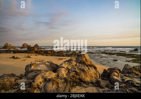 Buon posto per campeggiare spiaggia selvaggia ancora non scoperta da masse Foto Stock