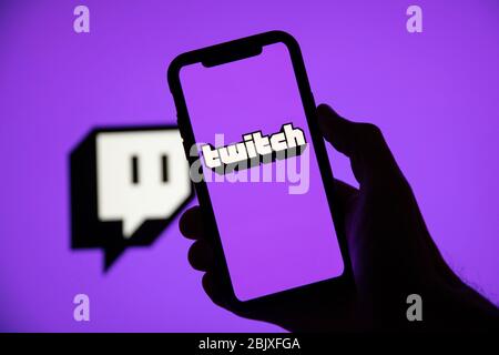 LONDRA, Regno Unito - Aprile 30 2020: Logo di Twitch game live streaming su uno smartphone Foto Stock