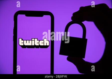 LONDRA, Regno Unito - Aprile 30 2020: Logo Twitch Live stream gaming con lucchetto Foto Stock
