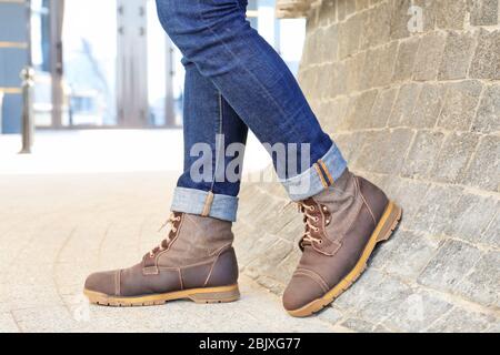 Uomo elegante con scarpe marroni sulla strada della città Foto Stock