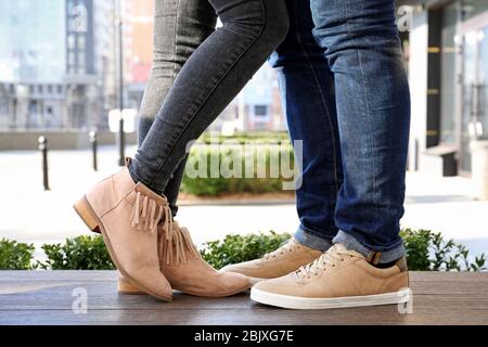 Coppia elegante con scarpe beige all'aperto Foto Stock