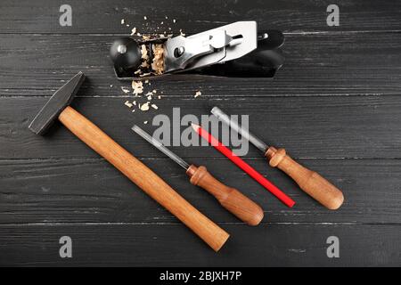 Set di falegname utensili su sfondo di legno Foto Stock