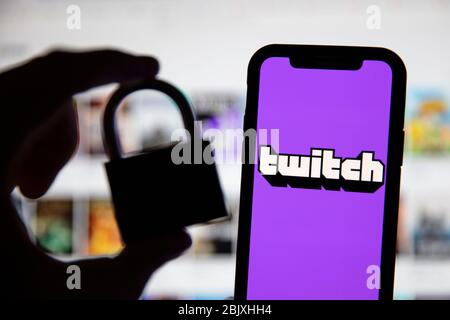 LONDRA, Regno Unito - Aprile 30 2020: Logo Twitch Live stream gaming con lucchetto Foto Stock