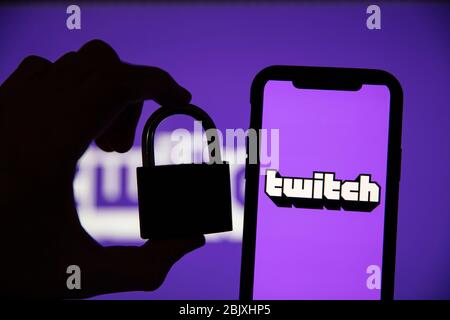 LONDRA, Regno Unito - Aprile 30 2020: Logo Twitch Live stream gaming con lucchetto Foto Stock