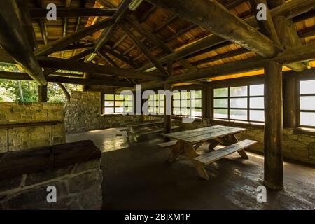 Rifugio per picnic costruito dal Civil Conservation Corps negli anni '30 nel Deception Pass state Park, Fidalgo Island, Washington state, USA Foto Stock