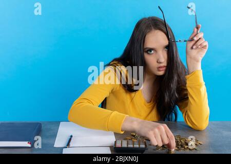 Quando la povertà guarda negli occhi, ogni centesimo speso bene ed economicamente è un grande successo. Foto Stock