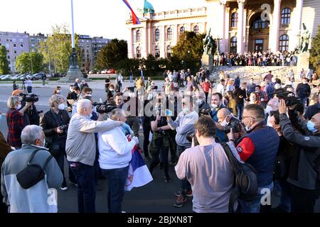 Belgrado, Serbia. 30 Aprile 2020. I membri dell'opposizione serbi che indossano maschere protettive si riuniscono davanti alla Camera del Parlamento, nel mezzo della pandemia del coronavirus COVID-19 in corso. L'opposizione serba e i membri dell'Alleanza per la Serbia hanno protestato davanti al parlamento contro le politiche governative per arginare la diffusione della pandemia della malattia COVID-19 causata dal coronavirus SARS-cov-2. Credit: Koca Sulejmanovic/Alamy Live News Foto Stock