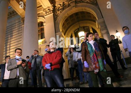 Belgrado, Serbia. 30 Aprile 2020. I membri dell'opposizione serbi soffiano fischi durante la protesta davanti alla Camera del Parlamento, nel mezzo della pandemia del coronavirus COVID-19 in corso. L'opposizione serba e i membri dell'Alleanza per la Serbia hanno protestato davanti al parlamento contro le politiche governative per arginare la diffusione della pandemia della malattia COVID-19 causata dal coronavirus SARS-cov-2. Credit: Koca Sulejmanovic/Alamy Live News Foto Stock