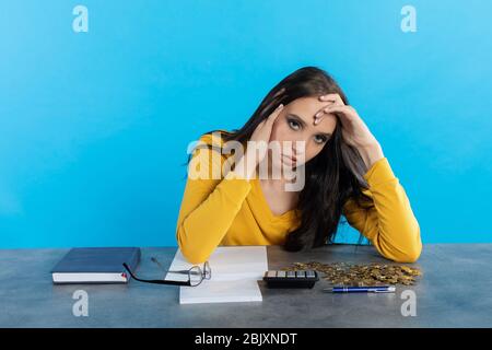 Quando la povertà guarda negli occhi, ogni centesimo speso bene ed economicamente è un grande successo. Foto Stock