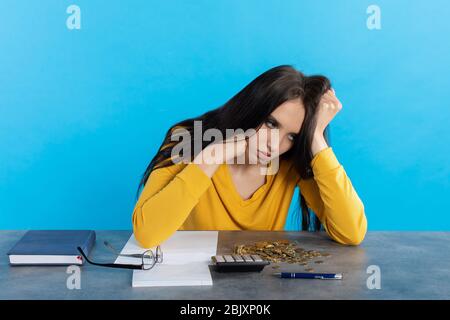 Quando la povertà guarda negli occhi, ogni centesimo speso bene ed economicamente è un grande successo. Foto Stock