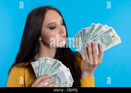 L'adolescente tiene in mano una grande somma di denaro ed è pronto a darle. Foto Stock