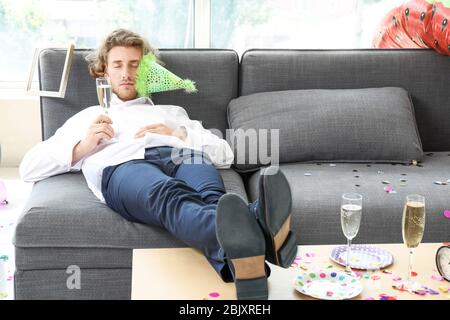 Giovane uomo dorme dopo essere partito a casa Foto Stock