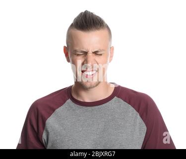 Giovane uomo con gli occhi chiusi su sfondo bianco Foto Stock