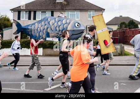 Concorrenti nella metà della Maratona di lettura 2011, Reading, Berkshire, Inghilterra, GB, Regno Unito Foto Stock