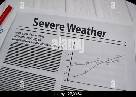 Testo con condizioni meteorologiche gravi nel titolo isolato su sfondo bianco. Concetto di giornale Foto Stock