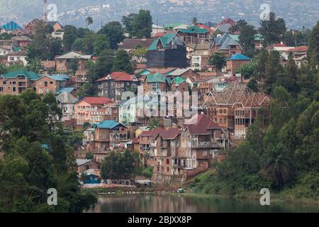 vista sul porto dei tetti colorati della città di bukavu sul lago kivu Foto Stock