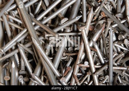 lotti di chiodi nella scatola Foto Stock