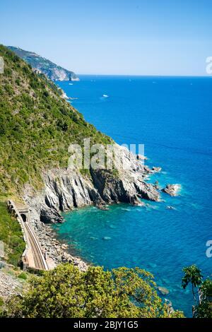 Percorsi ferroviari lungo la costa visibili sul famoso sentiero escursionistico tra Corneglia e Vernazza, cinque Terre, Italia, Europa Foto Stock