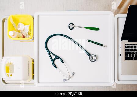 Stetoscopio medico accanto al laptop macbook. E-Health Foto Stock