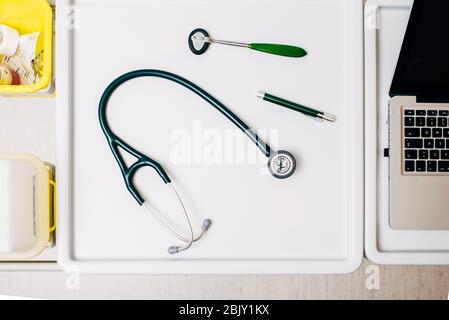 Stetoscopio medico accanto al macbook laptop.e-Health Foto Stock