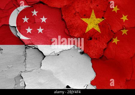 Bandiere di Singapore e Cina dipinte su un muro cracked Foto Stock