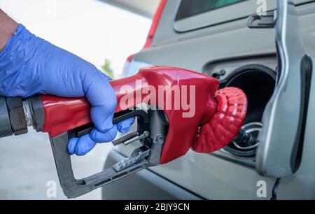 Veicolo di rifornimento a mano con guanti Foto Stock