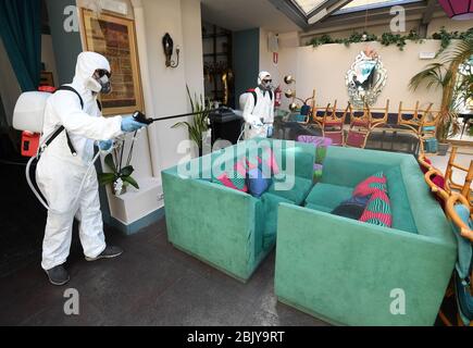 Roma, Italia. 30 Aprile 2020. Lavoratori disinfettare un ristorante chiuso a Roma, 30 aprile 2020. L'Italia ha registrato giovedì il maggior numero di recuperi giornalieri di coronavirus dall'inizio dell'emergenza a fine febbraio, ha dichiarato il Dipartimento della protezione civile del Paese. Il numero di vittime di giovedì è stato di 285, portando il totale a 27,967 nel paese. Le nuove infezioni del giorno sono state 1,872, portando il numero totale di casi, che combinavano infezioni, decessi e recuperi, in Italia a 205,463. Credit: Alberto Lingria/Xinhua/Alamy Live News Foto Stock