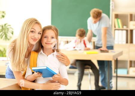 Madre con bambina in aula Foto Stock