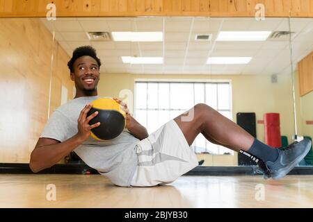 Uomo che lavora con la medicina ballÂ Foto Stock