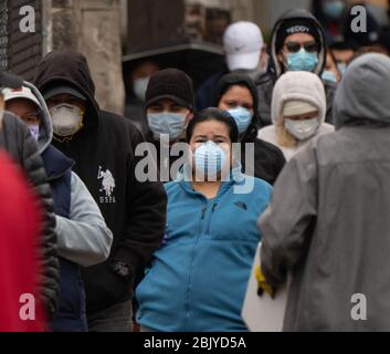 30 aprile 2020, Chelsea, Massachusetts, USA: La gente si è allineata ad una schioccante dispensa di cibo in mezzo allo scoppio di COVID-19 a Chelsea. Chelsea è una delle comunità più colpite del Massachusetts. Credit: AFLO Co. Ltd./Alamy Live News Foto Stock