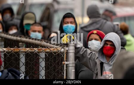 30 aprile 2020, Chelsea, Massachusetts, USA: La gente si è allineata ad una schioccante dispensa di cibo in mezzo allo scoppio di COVID-19 a Chelsea. Chelsea è una delle comunità più colpite del Massachusetts. Credit: AFLO Co. Ltd./Alamy Live News Foto Stock