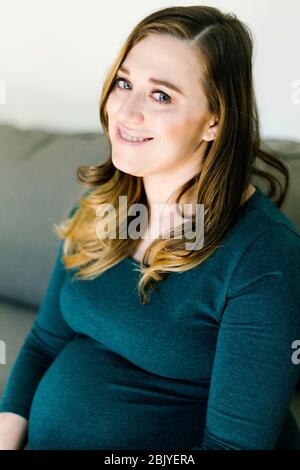 Ritratto di donna in stato di gravidanza Foto Stock