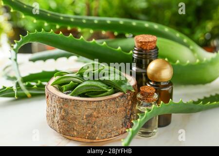 Bottiglie di aloe vera essenziale olio su tavola Foto Stock