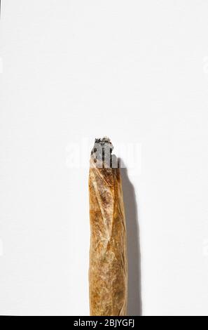 Sigaretta di cannabis su sfondo bianco Foto Stock