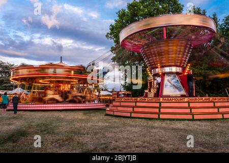 Giro in Cairoplane presso una fiera del fungo Carters Steam Fair. Pinkney's Green, Maidenhead, Berkshire, Inghilterra, GB, Regno Unito Foto Stock