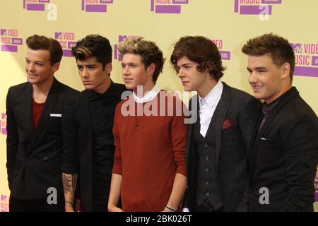 LOS ANGELES, CA - 06 SETTEMBRE: Una direzione arriva al MTV Video Music Awards 2012 presso lo Staples Center il 6 settembre 2012 a Los Angeles, California. Persone: One Direction Credit: Storms Media Group/Alamy Live News Foto Stock