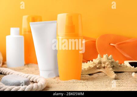 Sun diverse creme di protezione sulla sabbia contro il colore di sfondo Foto Stock